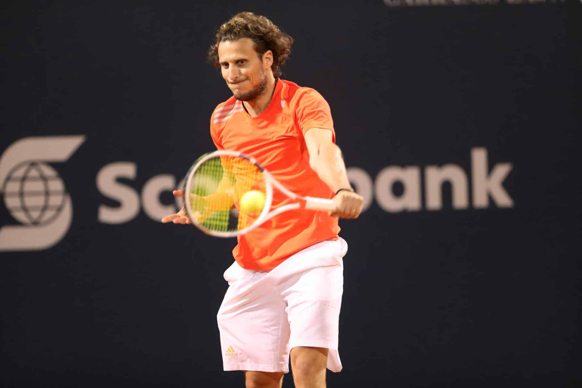 Imagen de archivo del exfutbolista uruguayo Diego Forlán durante un partido de tenis. EFE/Raúl Martínez