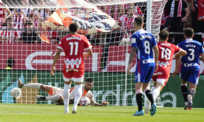 El portero del Girona P. Gazzaniaga para un penalti durante el partido de LaLiga que disputado ante el Athletic de Bilbao este domingo en el estadio de Montilivi.EFE/ David Borrat