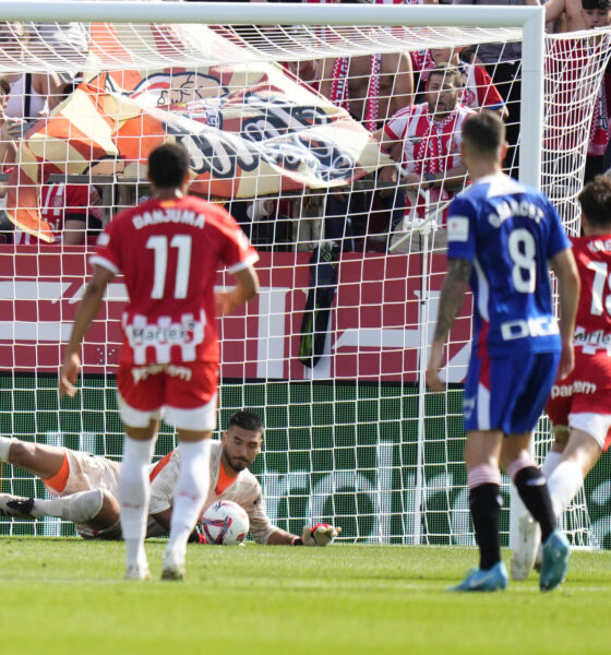 El portero del Girona P. Gazzaniaga para un penalti durante el partido de LaLiga que disputado ante el Athletic de Bilbao este domingo en el estadio de Montilivi.EFE/ David Borrat