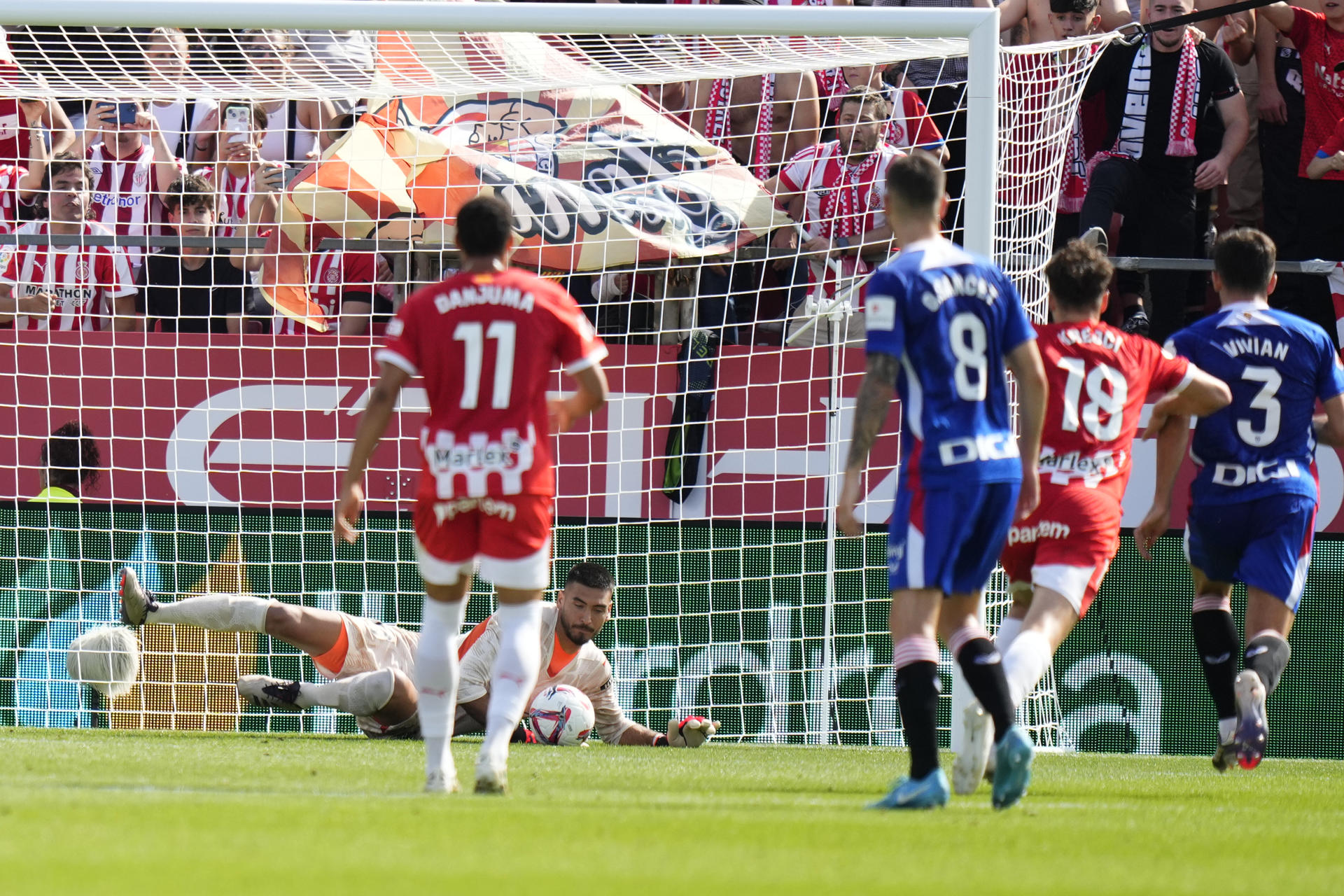 El portero del Girona P. Gazzaniaga para un penalti durante el partido de LaLiga que disputado ante el Athletic de Bilbao este domingo en el estadio de Montilivi.EFE/ David Borrat