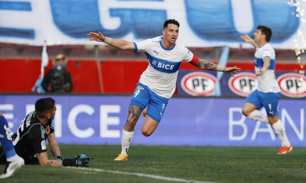 Fernando Zampedri (c) de Universidad Católica festeja su gol ante la Universidad de Chile durante un partido del Campeonato Nacional chileno de fútbol, en el estadio Santa Laura, en Santiago (Chile). EFE/ Elvis González