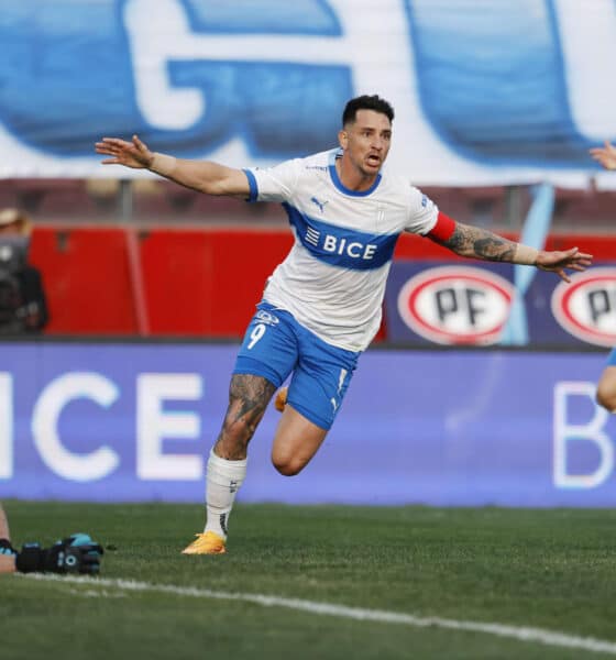 Fernando Zampedri (c) de Universidad Católica festeja su gol ante la Universidad de Chile durante un partido del Campeonato Nacional chileno de fútbol, en el estadio Santa Laura, en Santiago (Chile). EFE/ Elvis González