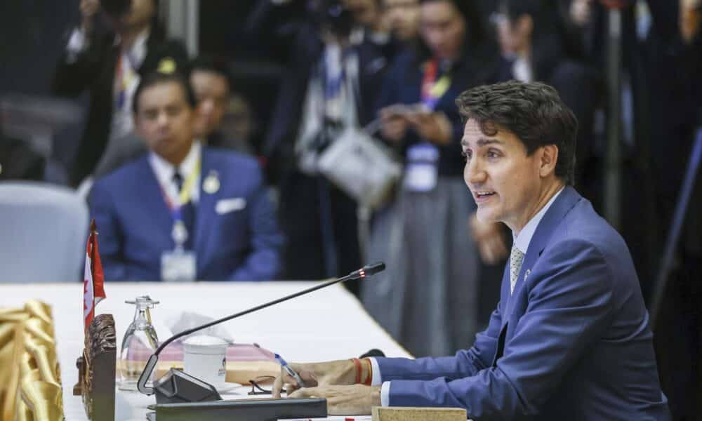 Foto de archivo del primer ministro de Canadá, Justin Trudeau (der.). EFE/EPA/Rungoj Yongrit