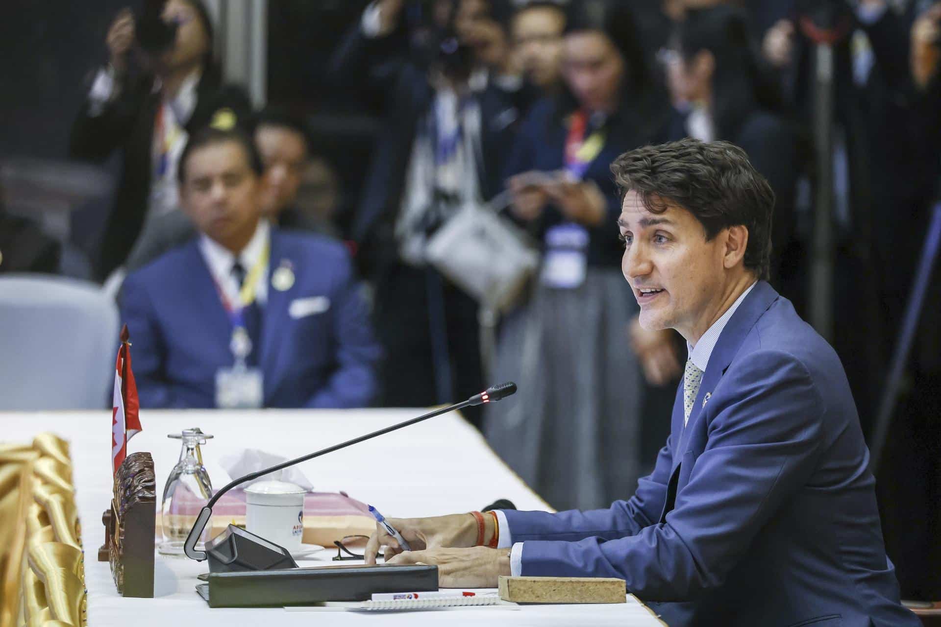 Foto de archivo del primer ministro de Canadá, Justin Trudeau (der.). EFE/EPA/Rungoj Yongrit