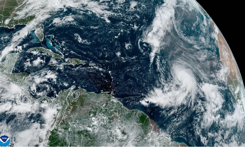 Fotografía satelital cedida donde se muestra la localización de la tormenta tropical Kirk (abajo) en el Atlántico. EFE/NOAA-NHC