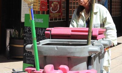 Fotografía de archivo que muestra a una mujer trabajadora de limpieza, laborando en calles de Ciudad de México (México). EFE/José Pazos