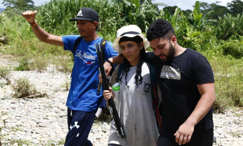 Fotografía del 8 de octubre de 2024 de migrantes caminando para llegar al pueblo de Bajo Chiquito (Panamá). Fracturas, falta de agua, alimento. Una lesión o la escasez de víveres puede suponer la muerte en la selva del Darién, la frontera natural entre Colombia y Panamá que atraviesan a diario cientos de migrantes, al impedir el duro avance por acantilados, trochas y ríos. Algunos mueren, otros consiguen sobrevivir por la solidaridad de viajeros anónimos. EFE/ Moncho Torres