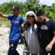 Fotografía del 8 de octubre de 2024 de migrantes caminando para llegar al pueblo de Bajo Chiquito (Panamá). Fracturas, falta de agua, alimento. Una lesión o la escasez de víveres puede suponer la muerte en la selva del Darién, la frontera natural entre Colombia y Panamá que atraviesan a diario cientos de migrantes, al impedir el duro avance por acantilados, trochas y ríos. Algunos mueren, otros consiguen sobrevivir por la solidaridad de viajeros anónimos. EFE/ Moncho Torres