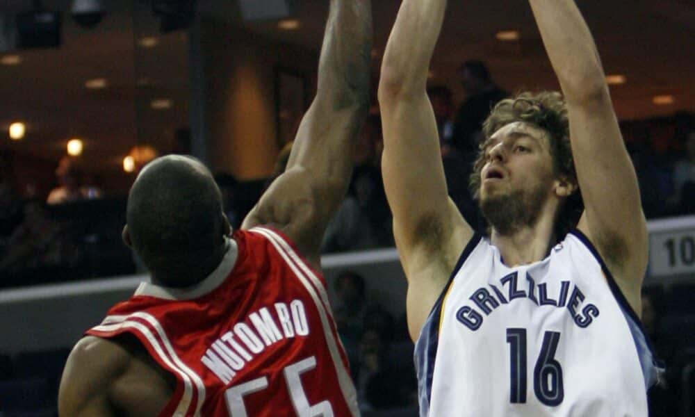 Dikembe Mutombo trata de taponar un lanzamiento del español Pau Gasol, durante un partido entre los Grizzlies de Memphis y los Rockets de Houston, el 6 de febrero de 2007. EFE/MIKE BROWN