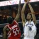 Dikembe Mutombo trata de taponar un lanzamiento del español Pau Gasol, durante un partido entre los Grizzlies de Memphis y los Rockets de Houston, el 6 de febrero de 2007. EFE/MIKE BROWN