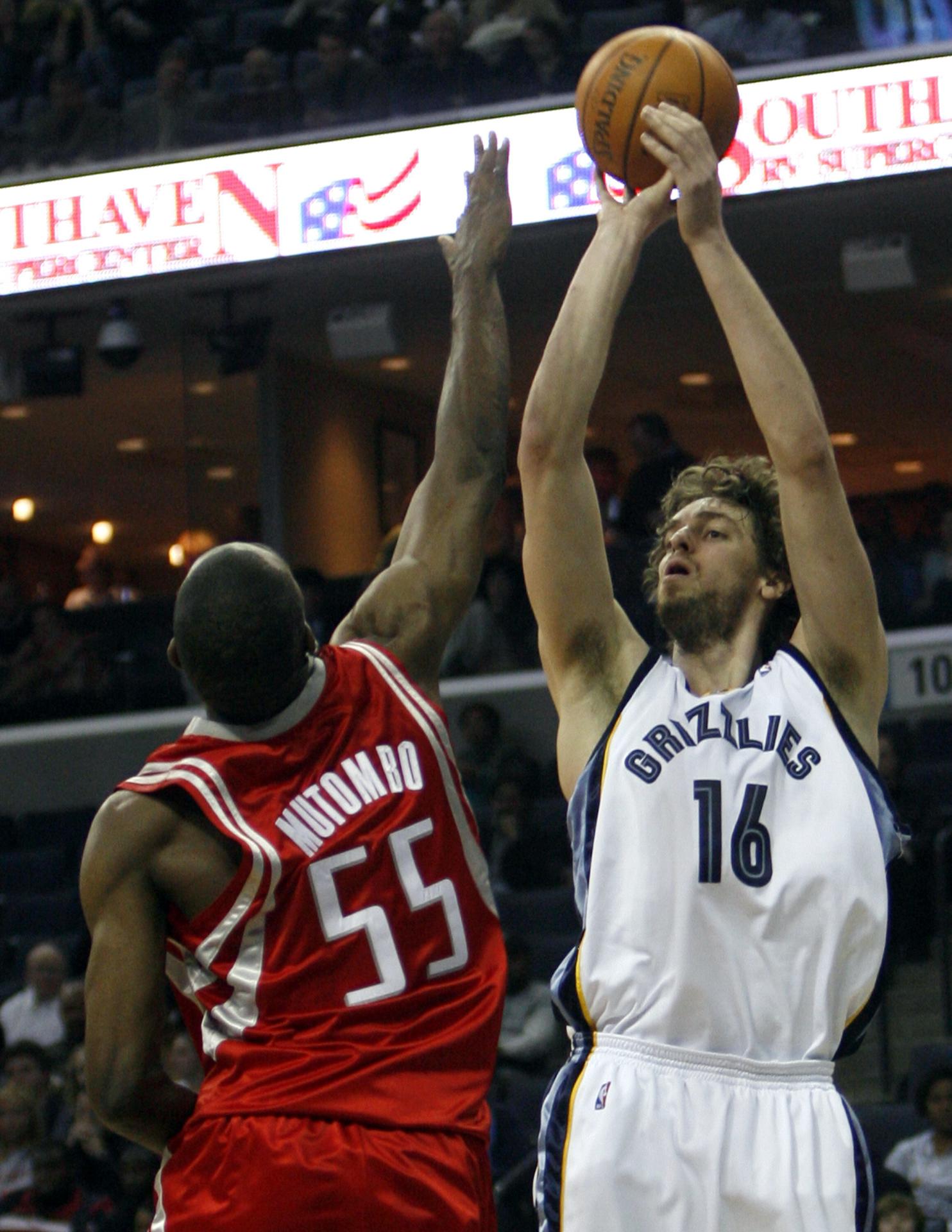 Dikembe Mutombo trata de taponar un lanzamiento del español Pau Gasol, durante un partido entre los Grizzlies de Memphis y los Rockets de Houston, el 6 de febrero de 2007. EFE/MIKE BROWN