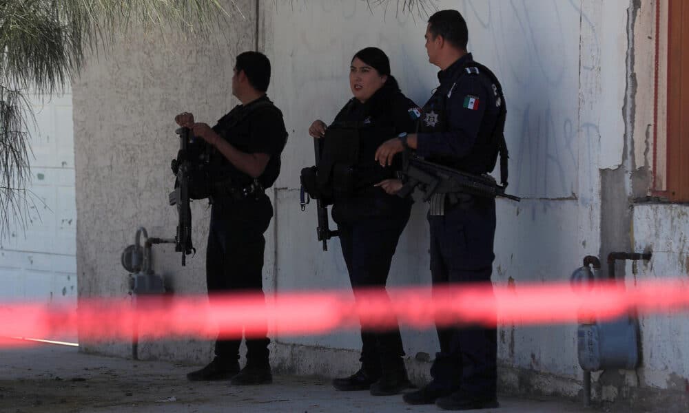 Policías estatales resguardan el área donde se cometió un crimen este lunes en Ciudad Juárez (México). EFE/ Luis Torres.