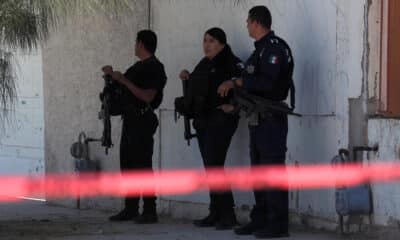 Policías estatales resguardan el área donde se cometió un crimen este lunes en Ciudad Juárez (México). EFE/ Luis Torres.