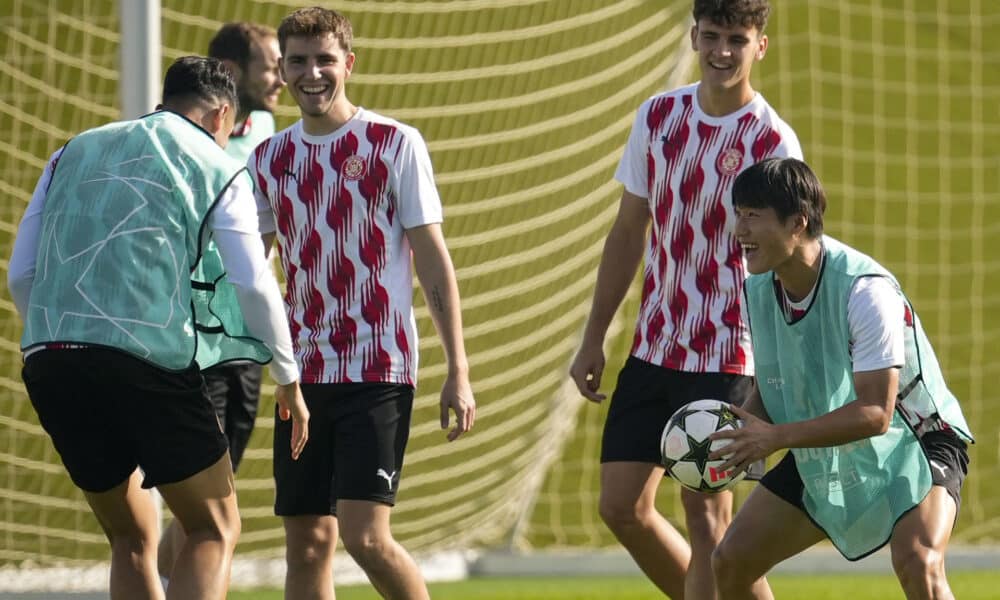 El jugador del Girona FC Min-Su Kim (d) durante el entrenamiento que su equipo ha realizado este lunes en la ciudad deportiva del club para preparar el partido de Liga de Campeones que mañana disputarán ante el Slovan Bratislava en el Estadio Municipal de Montilivi. EFE/David Borrat