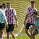 El jugador del Girona FC Min-Su Kim (d) durante el entrenamiento que su equipo ha realizado este lunes en la ciudad deportiva del club para preparar el partido de Liga de Campeones que mañana disputarán ante el Slovan Bratislava en el Estadio Municipal de Montilivi. EFE/David Borrat