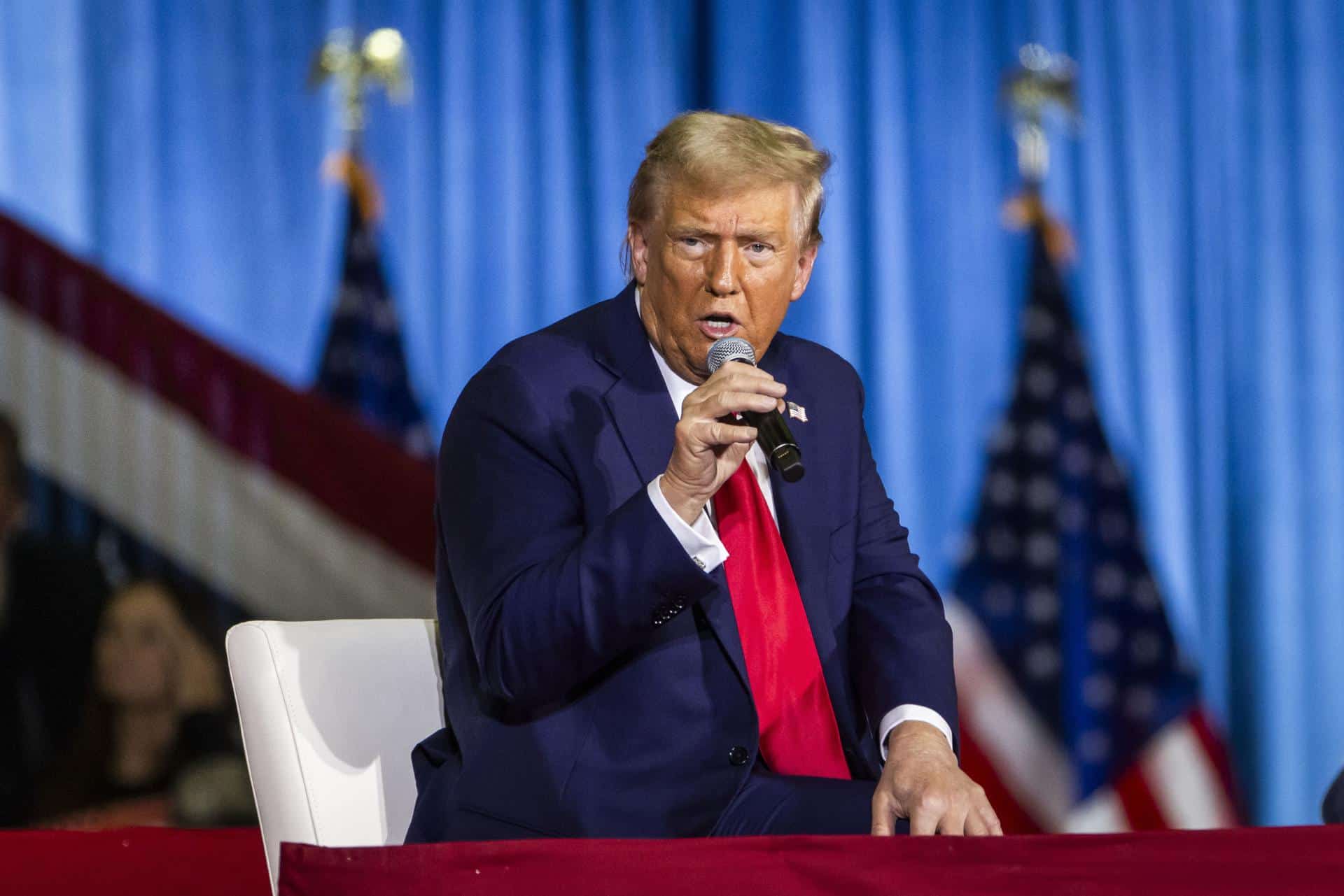 El expresidente estadounidense Donald Trump habla en un evento de campaña en el ayuntamiento de Lancaster, Pensilvania. EFE/EPA/JIM LO SCALZO