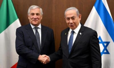 El primer ministro israelí, Benjamin Netanyahu (derecha), estrecha la mano del ministro de Asuntos Exteriores italiano, Antonio Tajani (izquierda), durante su reunión en Jerusalén, el 21 de octubre de 2024. El ministro de Asuntos Exteriores italiano se encuentra en misión en Israel y Palestina para reunirse con el primer ministro israelí, el ministro de Asuntos Exteriores israelí, así como con el primer ministro palestino. (Italia, Jerusalén) EFE/EPA/ALESSANDRO DI MEO