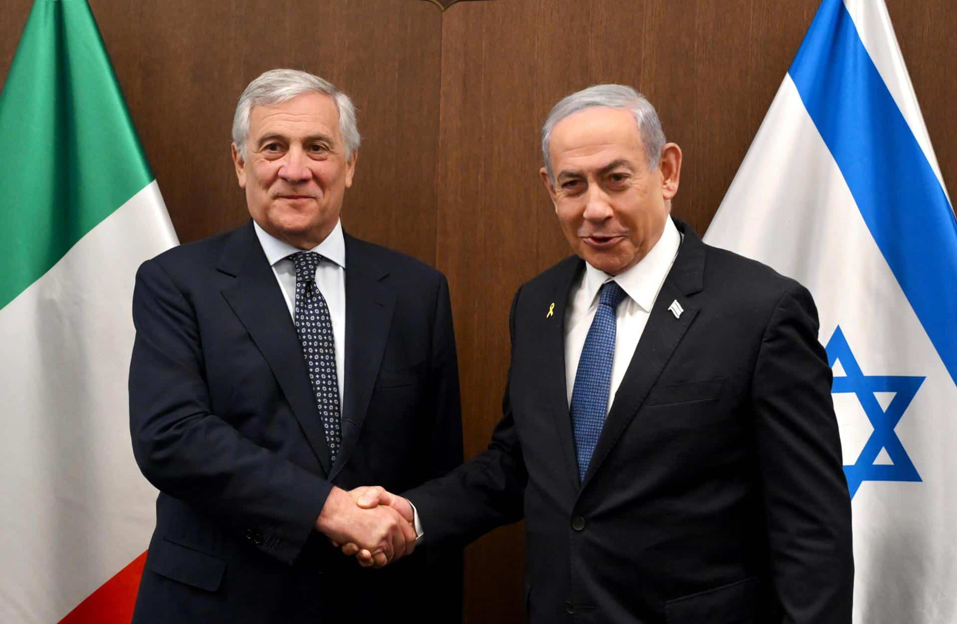 El primer ministro israelí, Benjamin Netanyahu (derecha), estrecha la mano del ministro de Asuntos Exteriores italiano, Antonio Tajani (izquierda), durante su reunión en Jerusalén, el 21 de octubre de 2024. El ministro de Asuntos Exteriores italiano se encuentra en misión en Israel y Palestina para reunirse con el primer ministro israelí, el ministro de Asuntos Exteriores israelí, así como con el primer ministro palestino. (Italia, Jerusalén) EFE/EPA/ALESSANDRO DI MEO