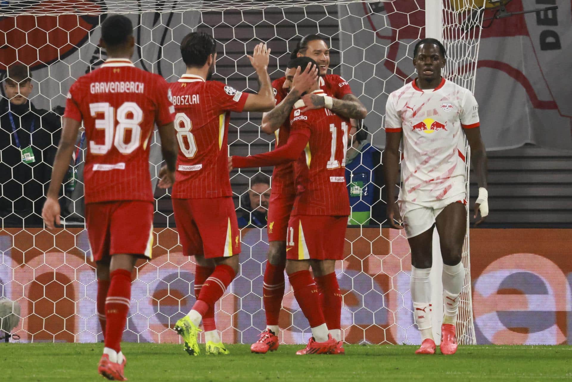 Darwin Nunez del Liverpool (C) celebra con sus compañeros tras marcar el gol del 0-1 durante el partido de la UEFA Champions League del Leipzig contra el Liverpool en Leipzig, Alemania, 23 de octubre de 2024. (Liga de Campeones, Alemania)EFE/EPA/CLEMENS BILAN