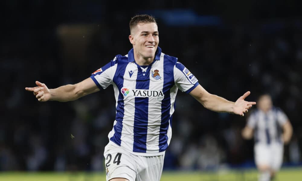 El centrocampista croata de la Real Sociedad Luka Sucic celebra el gol marcado al Atlético de Madrid, durante el partido de Liga disputado entre Atlético de Madrid y Real Sociedad este domingo en el estadio de Anoeta. EFE/Javi Colmenero