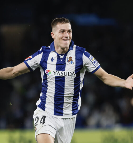 El centrocampista croata de la Real Sociedad Luka Sucic celebra el gol marcado al Atlético de Madrid, durante el partido de Liga disputado entre Atlético de Madrid y Real Sociedad este domingo en el estadio de Anoeta. EFE/Javi Colmenero