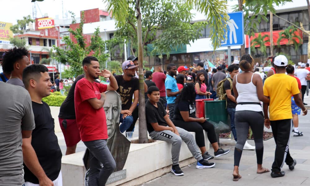 Migrantes permanecen en las principales plazas del municipio de Tapachula, este domingo, en el estado de Chiapas (México). EFE/Juan Manuel Blanco