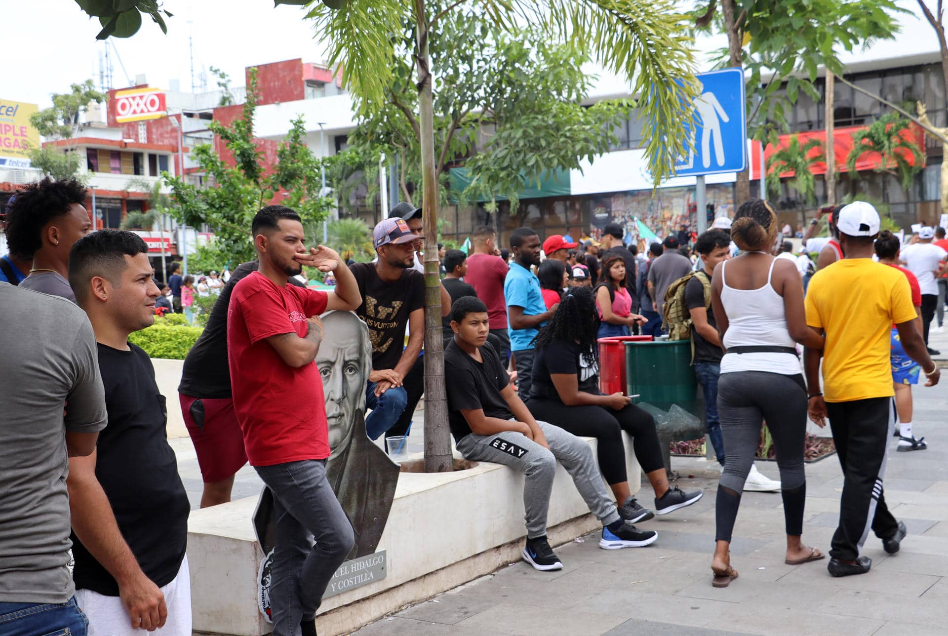 Migrantes permanecen en las principales plazas del municipio de Tapachula, este domingo, en el estado de Chiapas (México). EFE/Juan Manuel Blanco