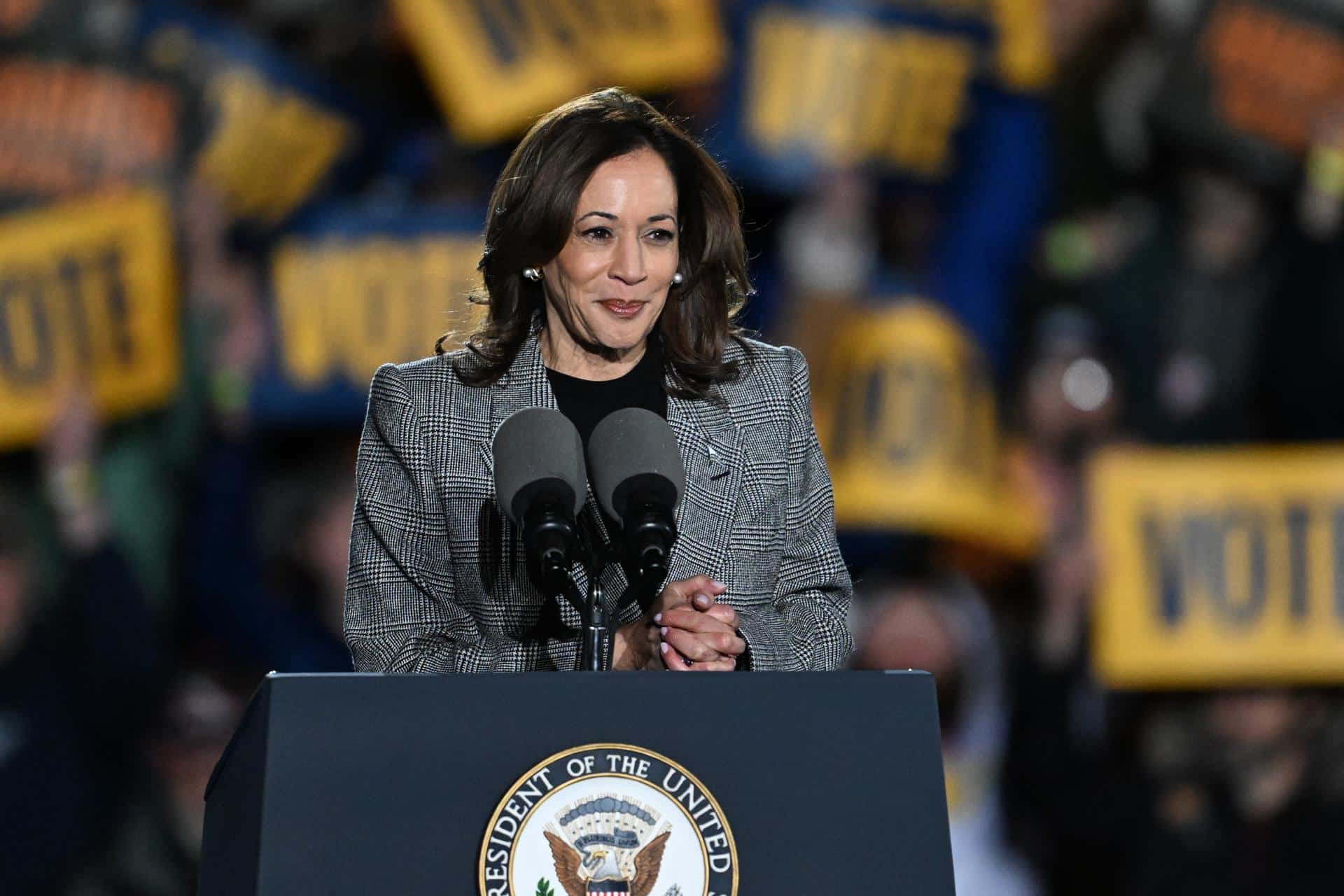 Kamala Harris en un reciente mitin de campaña en Michigan. EFE/EPA/LON HORWEDEL