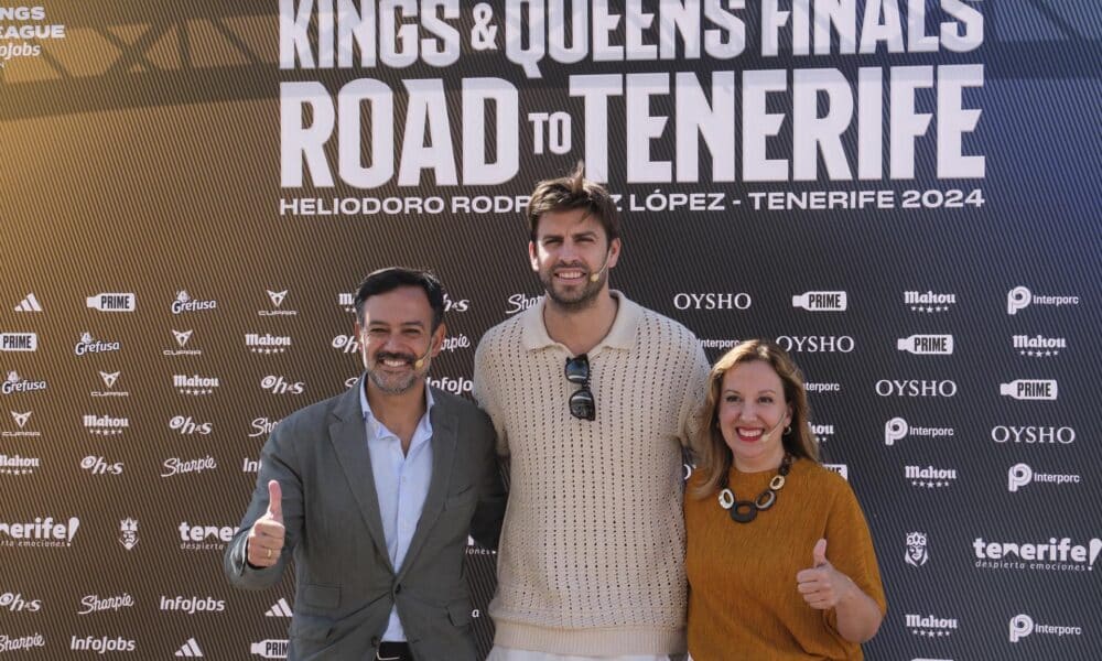 El exfutbolista Gerard Piqué (c), la presidenta del Cabildo de Tenerife, Rosa Dávila (d), y el vicepresidente, Lope Afonso (i), presentaron este jueves en Santa Cruz de Tenerife las finales de la Kings & Queens League, que tendrá lugar en Tenerife. EFE/ Alberto Valdés