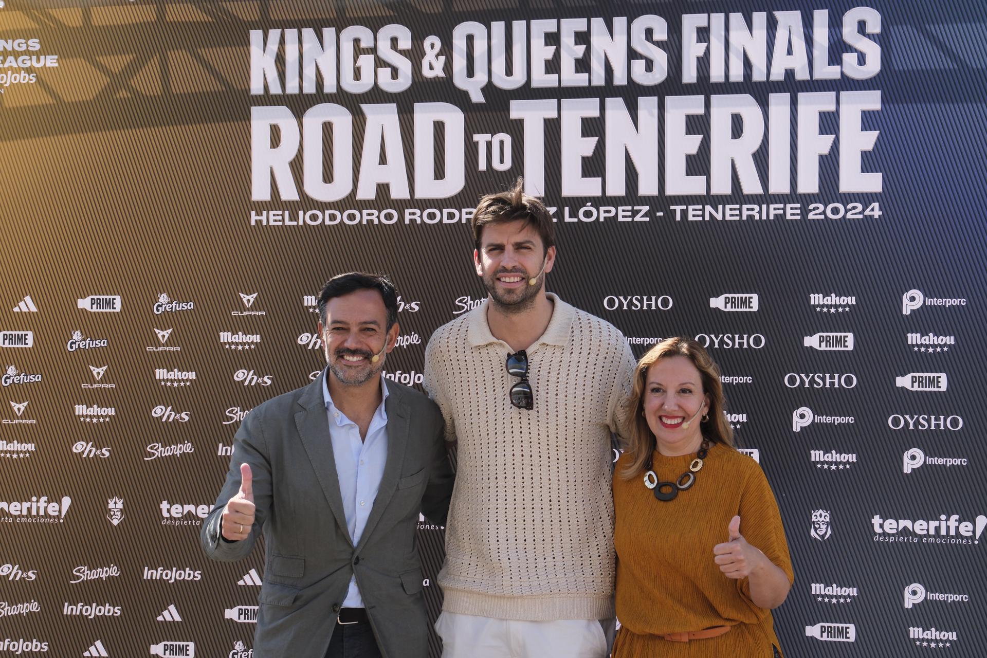 El exfutbolista Gerard Piqué (c), la presidenta del Cabildo de Tenerife, Rosa Dávila (d), y el vicepresidente, Lope Afonso (i), presentaron este jueves en Santa Cruz de Tenerife las finales de la Kings & Queens League, que tendrá lugar en Tenerife. EFE/ Alberto Valdés