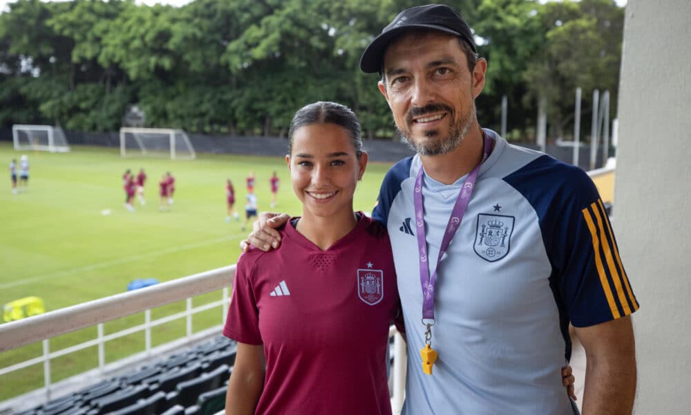 Kenio González, entrenador de la selección española femenina sub-17, y la jugadora Martina González, posan durante una entrevista con EFE en el Parque del Este en Santo Domingo. EFE/ Orlando Barría