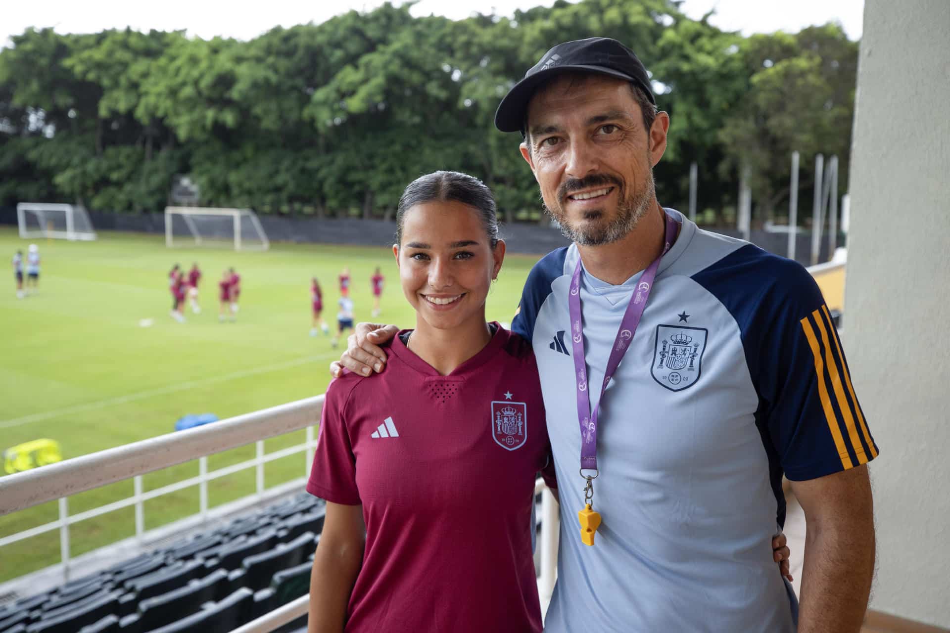 Kenio González, entrenador de la selección española femenina sub-17, y la jugadora Martina González, posan durante una entrevista con EFE en el Parque del Este en Santo Domingo. EFE/ Orlando Barría