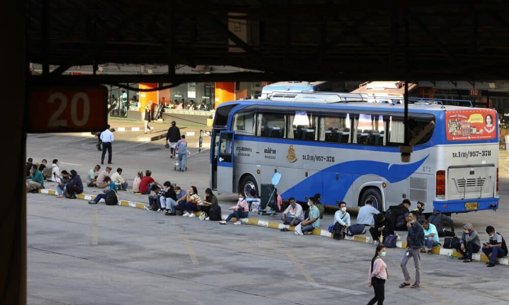 Fotografía de archivo de un autobús en la estación de Mochit en Bangkok en 2022. EFE/EPA/NARONG SANGNAK