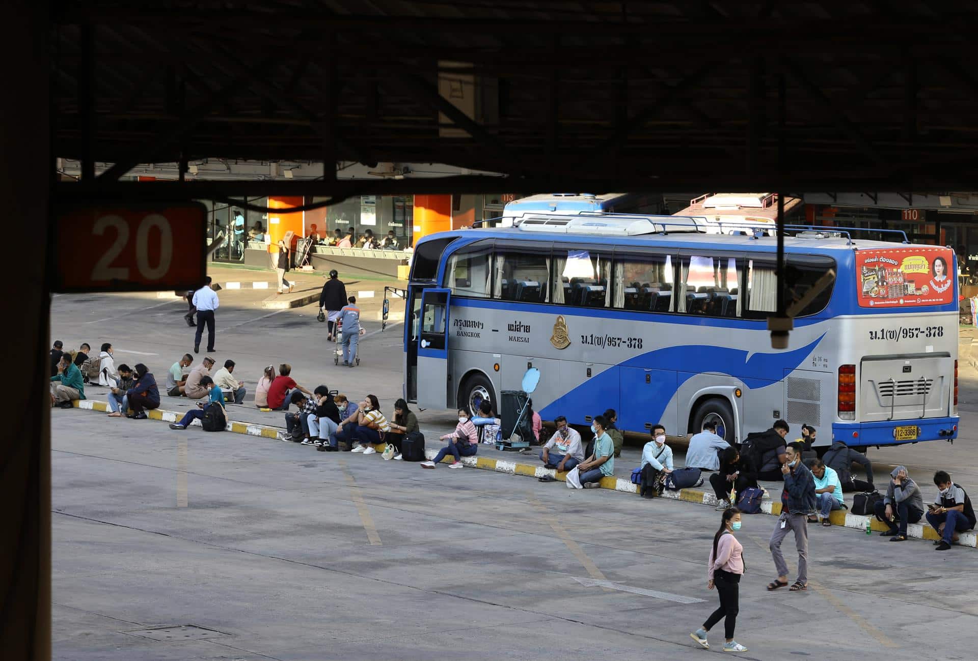 Fotografía de archivo de un autobús en la estación de Mochit en Bangkok en 2022. EFE/EPA/NARONG SANGNAK