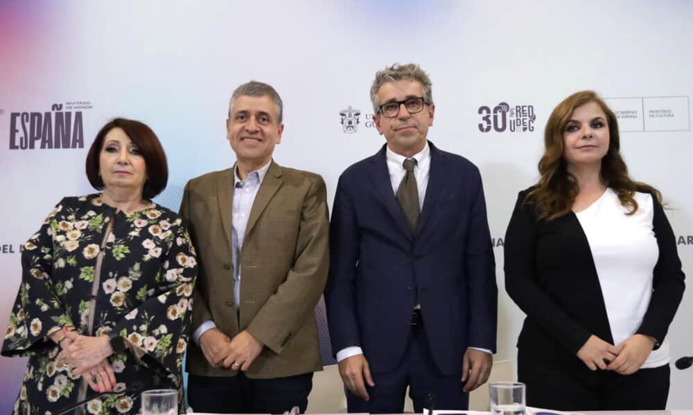 De izquierda a derecha, la directora general y presidenta en funciones de la FIL Guadalajara, Marisol Schulz Manaut; el vicerrector ejecutivo de la UdG, Héctor Raúl Solís Gadea; el secretario de Estado de Cultura de España, Jordi Martí Grau y la coordinadora ejecutiva de FIL Pensamiento, Karla Planter Pérez posan durante una conferencia este martes, en el Museo de las Artes (MUSA) en Guadalajara (México). EFE/ Francisco Guasco