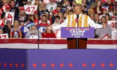 El expresidente estadounidense y candidato presidencial republicano Donald J. Trump habla durante un evento de campaña en el Resch Center en Green Bay, Wisconsin, EE. UU., el 30 de octubre de 2024.EFE/EPA/Jeffery Phelps