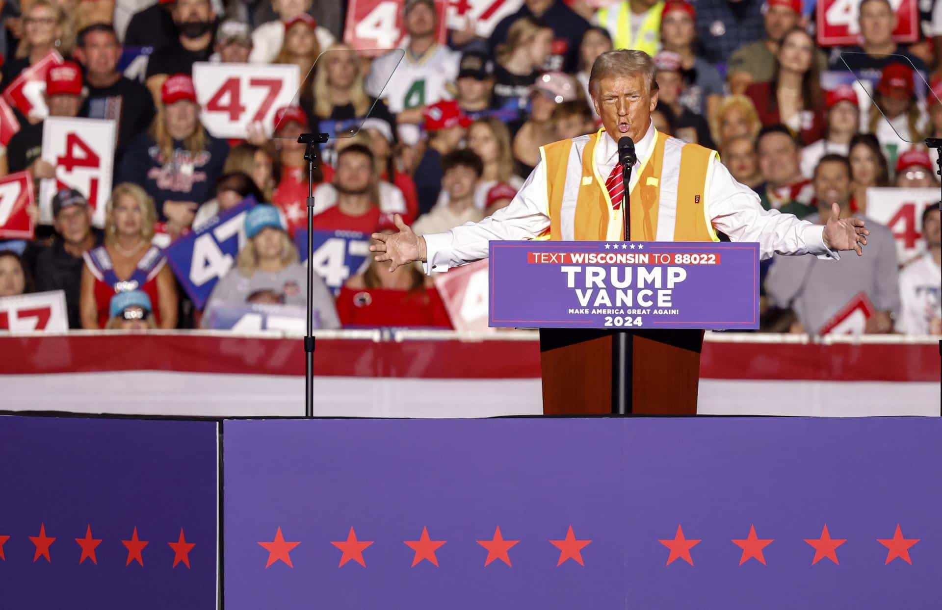 El expresidente estadounidense y candidato presidencial republicano Donald J. Trump habla durante un evento de campaña en el Resch Center en Green Bay, Wisconsin, EE. UU., el 30 de octubre de 2024.EFE/EPA/Jeffery Phelps