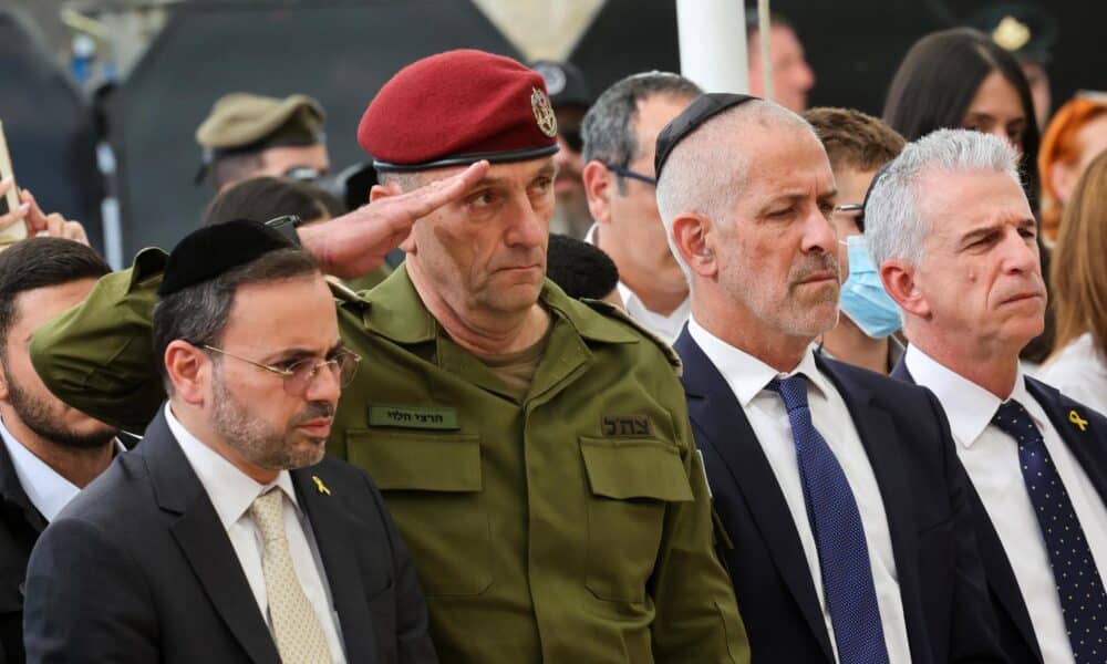 El Jefe del Estado Mayor, el Teniente General Herzi Halevi (C), el Director de la Agencia de Seguridad Ronen Bar (C-R) y el Jefe del Mossad de Israel, David Barnea (R), asisten a una ceremonia memorial que marca el aniversario de un año del ataque de Hamas, que desató la guerra en Gaza, en el cementerio militar de Monte Herzl en Jerusalén, 27 de octubre de 2024.EFE/EPA/GIL COHEN-MAGEN / POOL