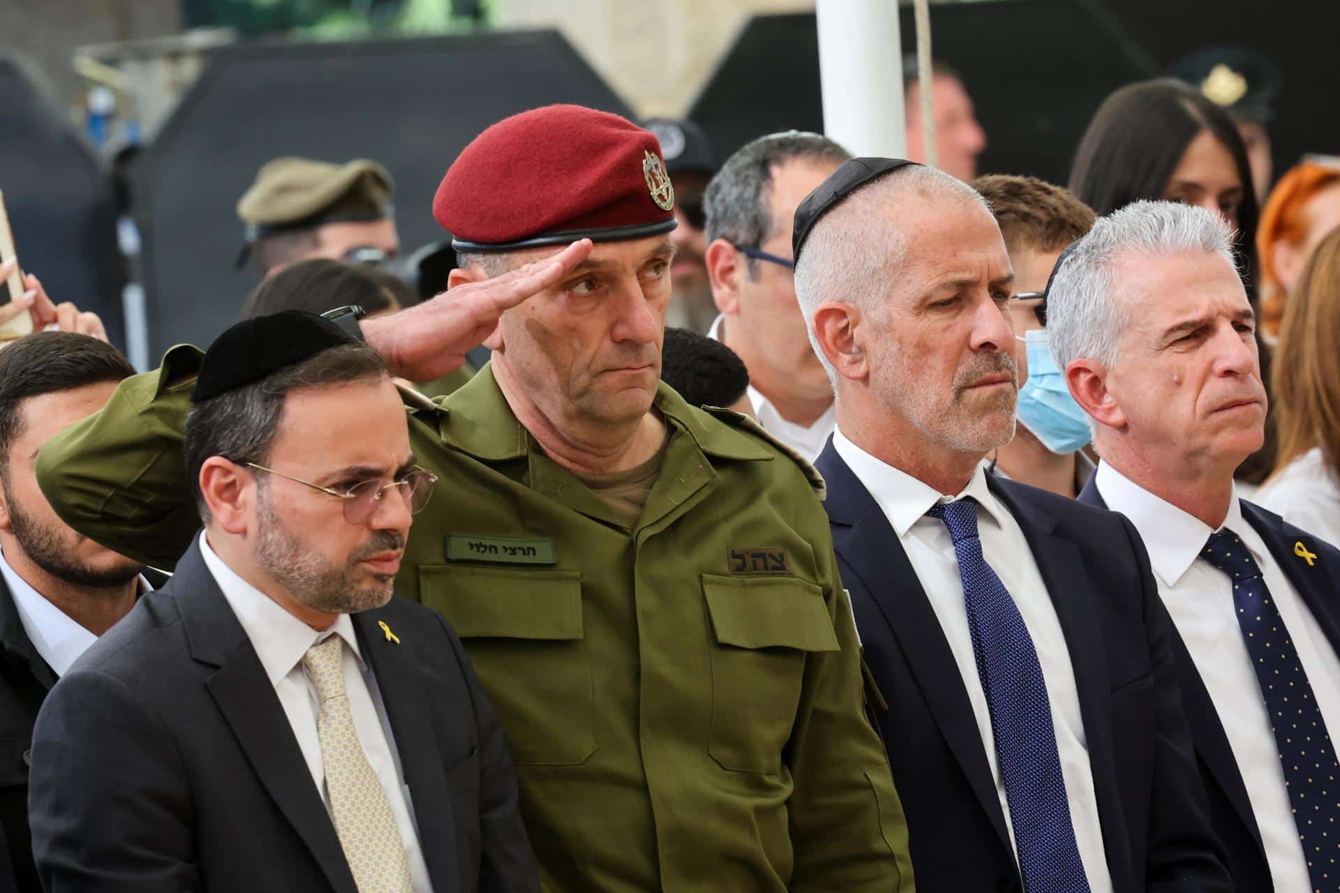 El Jefe del Estado Mayor, el Teniente General Herzi Halevi (C), el Director de la Agencia de Seguridad Ronen Bar (C-R) y el Jefe del Mossad de Israel, David Barnea (R), asisten a una ceremonia memorial que marca el aniversario de un año del ataque de Hamas, que desató la guerra en Gaza, en el cementerio militar de Monte Herzl en Jerusalén, 27 de octubre de 2024.EFE/EPA/GIL COHEN-MAGEN / POOL