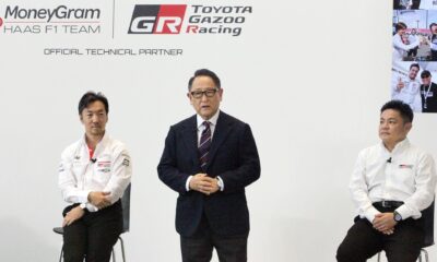 El presidente de Toyota, Akio Toyoda (C) durante la rueda de prensa este viernes en Oyama (Japón) para anunciar que Toyota Motor regresa a la Fórmula Uno (F1) por primera vez desde 2009, tras asociarse con el equipo estadounidense MoneyGram Haas Team F1 en el desarrollo de vehículos. EFE/EPA/JIJI PRESS SOLO USO EDITORIAL JAPÓN OUT