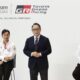 El presidente de Toyota, Akio Toyoda (C) durante la rueda de prensa este viernes en Oyama (Japón) para anunciar que Toyota Motor regresa a la Fórmula Uno (F1) por primera vez desde 2009, tras asociarse con el equipo estadounidense MoneyGram Haas Team F1 en el desarrollo de vehículos. EFE/EPA/JIJI PRESS SOLO USO EDITORIAL JAPÓN OUT