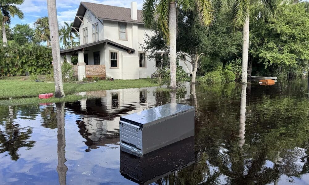 Una nevera flota sobre el agua en una calle inundada este jueves después del paso del huracán Milton en Fort Myers, Florida (EE.UU.). EFE/Octavio Guzmán