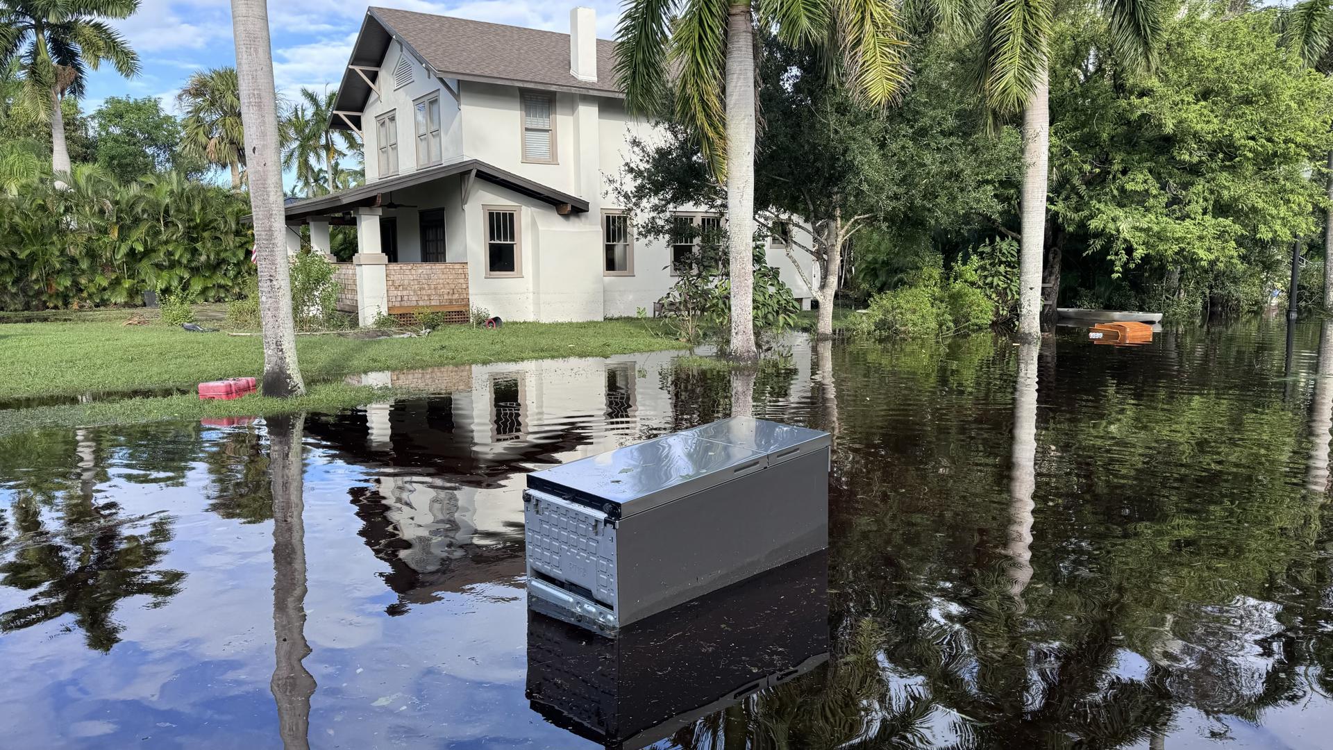 Una nevera flota sobre el agua en una calle inundada este jueves después del paso del huracán Milton en Fort Myers, Florida (EE.UU.). EFE/Octavio Guzmán