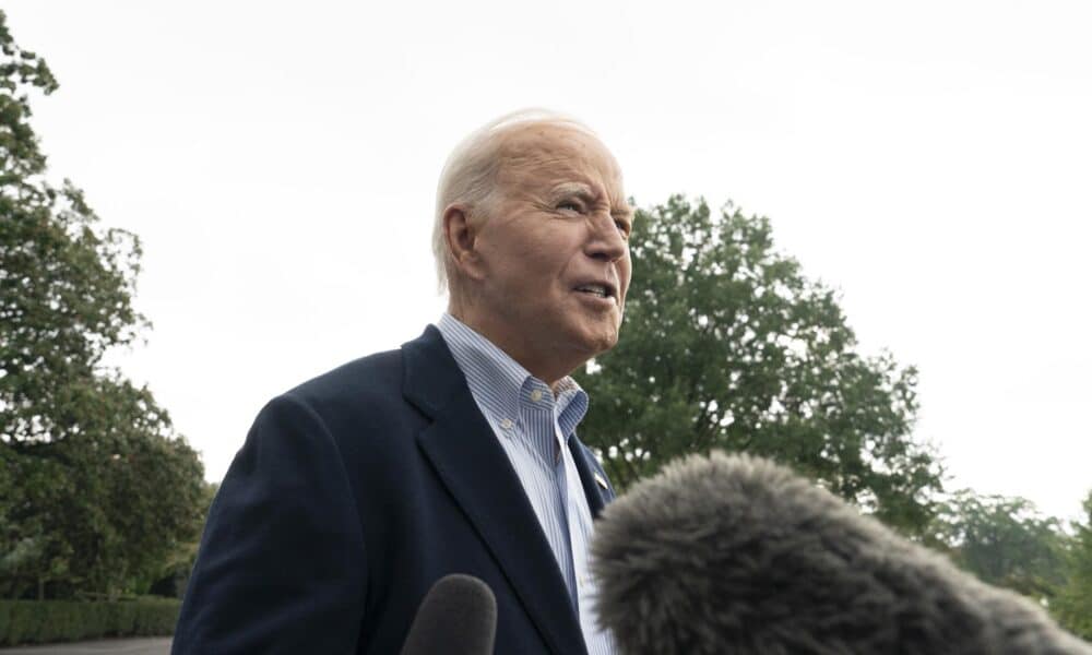 El presidente de Estados Unidos, Joe Biden, sale de la Casa Blanca en Washington, DC, EE. UU., el 3 de octubre de 2024. El presidente Biden está visitando áreas de Florida y Georgia que se han visto afectadas por el huracán Helene. EFE/EPA/Chris Kleponis / POOL