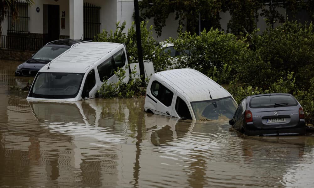 Estado en el que han quedado los coches en la localidad malagueña de Álora (sur de España) tras el desborde del río Guadalhorce debido a las lluvias torrenciales. EFE/Jorge Zapata.