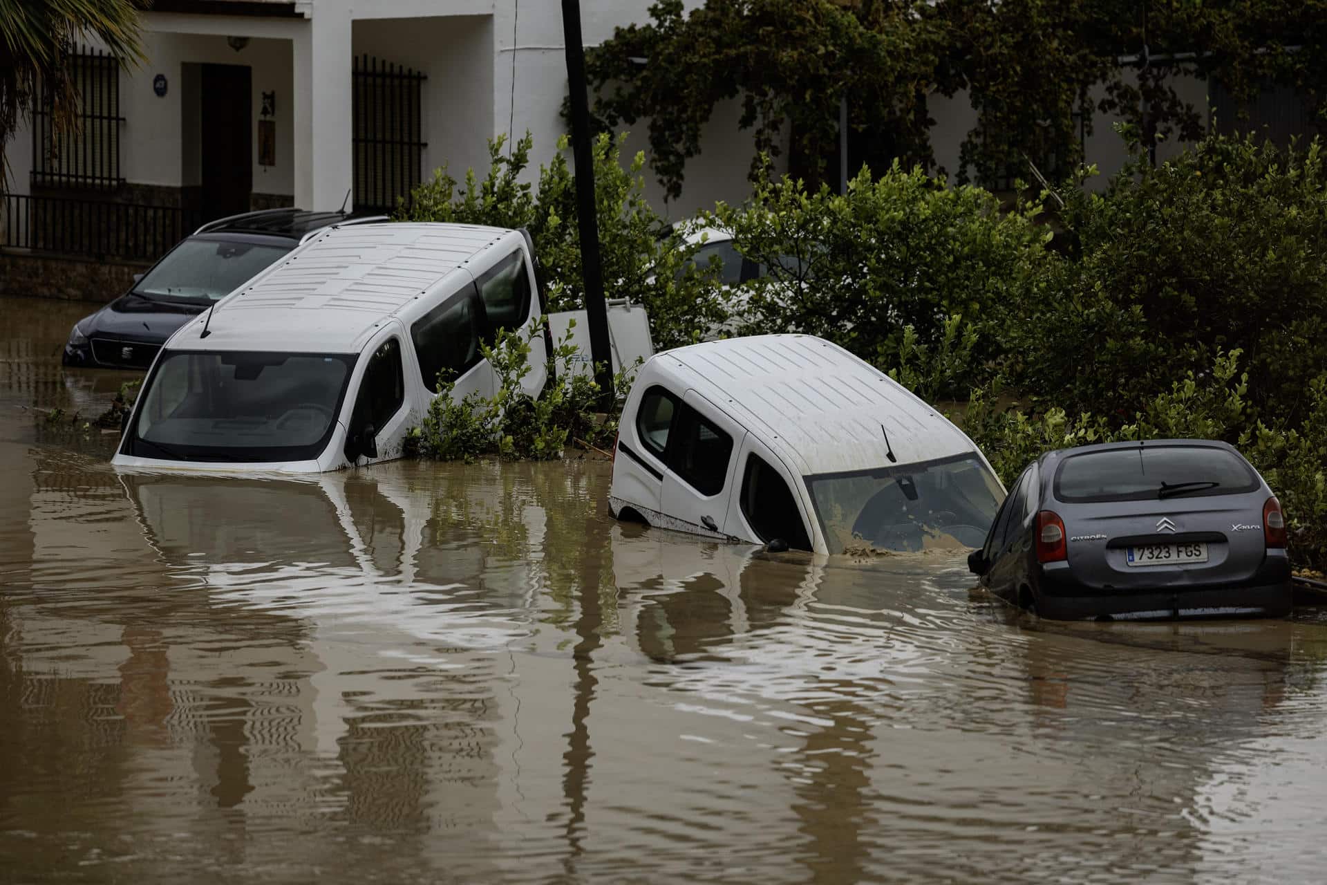 Estado en el que han quedado los coches en la localidad malagueña de Álora (sur de España) tras el desborde del río Guadalhorce debido a las lluvias torrenciales. EFE/Jorge Zapata.