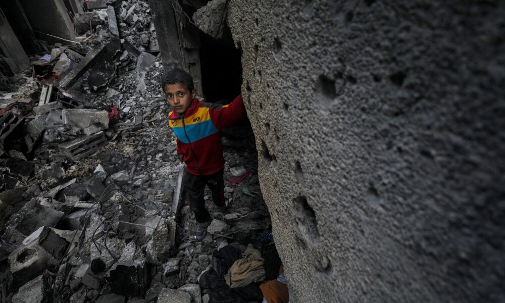 Un niño palestino se encuentra entre los escombros de una casa destruida tras un ataque aéreo israelí, en Deir Al Balah, al sur de la Franja de Gaza, el 8 de marzo de 2024. EFE/MOHAMMED SABER