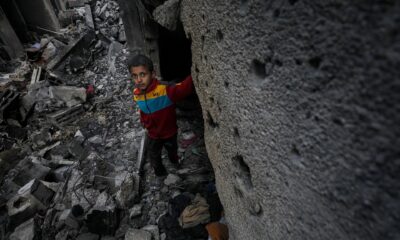 Un niño palestino se encuentra entre los escombros de una casa destruida tras un ataque aéreo israelí, en Deir Al Balah, al sur de la Franja de Gaza, el 8 de marzo de 2024. EFE/MOHAMMED SABER