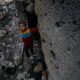 Un niño palestino se encuentra entre los escombros de una casa destruida tras un ataque aéreo israelí, en Deir Al Balah, al sur de la Franja de Gaza, el 8 de marzo de 2024. EFE/MOHAMMED SABER