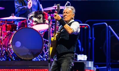 Fotografía de archivo en donde se ve al músico estadounidense Bruce Springsteen durante un concierto en el Strawberry Arena en Estocolmo, Suecia. EFE/EPA/Magnus Lejhall